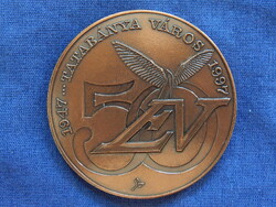 Tatabánya város 50 év 1947-1997 - Turul / Szent Borbála - jelzett (SzV) bronzplakett 60 mm