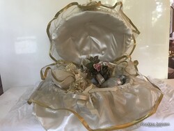 ESKÜVŐI  DEKORÁCIÓK - 33 x 30 x 11 cm + 10 cm -KRISTÁLY PETTYES TÜLLBÉCSI LUXUS SZALONBÓL - HIBÁTLAN