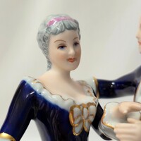 Royal Dux rokokó udvarló pár – Elly Strobach, kobaltkék-aranyozott porcelán, 22 cm