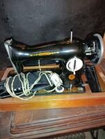 Retro „Flying Dove” táskavarrógép elektromos pedállal, eredeti fa fedelével.