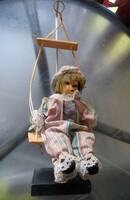 Régi retro függeszthető fa hintán ülő kerámia  fejű bohóc állvánnyal 36 cm