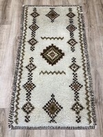 MAROKKÓI kézi csomózású vastag gyapjú szőnyeg, 75 x 138 cm
