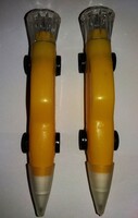 Retro papírboltos trafikos JÁTÉK ZSEBLÁMPA /TOLL/KISAUTÓK sárga színben DARABRA 14 cm