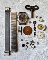 Antik vintage órás mester hagyaték, óra alkatrészek, fiók lelet, szíjak,hátlapok,mutatók