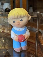KISFIÚ LABDÁVAL GUMI, MŰANYAG GYEREK JÁTÉK FIGURA 16,5 CM