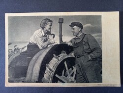 Régi képeslap mezőgazdaság, traktor - legény és leány beszélgetnek vidáman