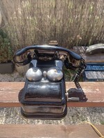 Régi, kurblis asztali telefon, amely a 30-as évekből származik.