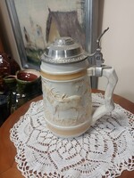 Sitzendorfi porcelán sörös korsó, különleges vadász motívummal.