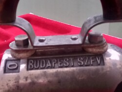 Antik Budapest feliratos öntött vas vasaló 1900. körül Weiss Manfréd  jelzéssel