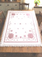 Nagyméretű antik kézzel hímzett asztalterítő csipkeszegéllyel – 145 × 125 cm