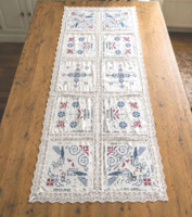 Antik, kézzel hímzett keresztszemes asztali futó – csipkebetétes népi ihletésű textil (145 × 60 cm)
