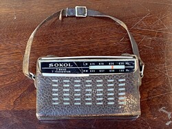 SOKOL RETRO RÁDIÓ BARNA SZÍNŰ BŐR TOKBAN 16 X 5 X 10 CM