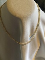 Elegáns igazgyöngy nyaklánc arany golyókkal és delfinkapoccsal