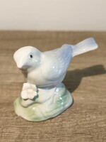 Vintage kínai porcelán madár figura – Kézzel festett, jelzett kismadár szobor (5,5 cm)