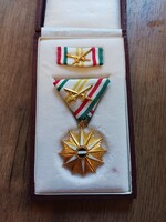 Magyar Népköztársaság kardokkal díszített csillagrendje szalagsávon miniatűrrel,dobozában