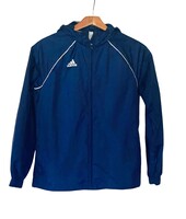 Adidas Core gyerek / széldzseki sötétkék (navy blue) szinben, fehér díszitöcsíkokkal.