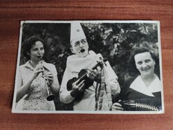 Zenészek, bohóc, hegedűs, harmónikás, kb. 1950-60-as évekre gondolok