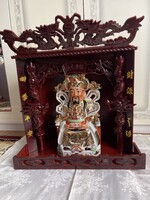 Álomszép faragott fa Keleti házi oltár nagy nagyméretű porcelán budhával.