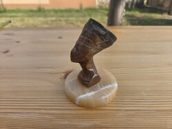 A1831 Nefertiti bronz fej márvány talpon 8x11 cm
