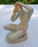 Retro Aquincumi porcelán női akt figura – Fésülködő nő