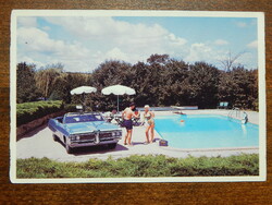 Képeslap USA / Kanada - 1968-as Pontiac Bonneville kabrió a medence partján