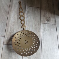 Csodás antik réz gesztenyesütő/tésztaszűrő lapát (52,5x21,2 cm)