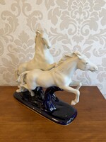 Wallendorf porcelán lócsoport – Két fehér ló kobaltkék talpon