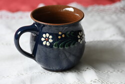 Kézműves kerámia bögre „Sonya” felirattal – népi virágmintás – 8 × 8 cm