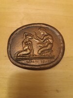 Németh Ágnes (1957-) – Erotikus jelenet (Római spintria) – Öntött bronz plakett, 70x60 mm