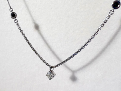 0,22 ct wesselton (H) vs2 tisztaságú brilliáns csiszolású gyémánttal ékesített fehér arany nyakék
