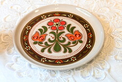 Vintage népi mintás kerámia desszertes / falitányér – kézzel festett hatású – 19,5 cm