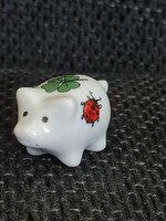 Vintage porcelán mini malac figura – négylevelű lóherével és katicával (4,5 cm)