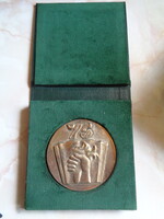 Bronz emlékplakett, amelyet valamilyen 75. évforduló vagy jubileum alkalmából adományozhattak.