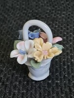 Porcelán mini virágkosár nipp – hibátlan dekoráció (4,5 x 6 cm)