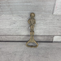 Manneken Pis pisilő kisfiús réz sörnyitó