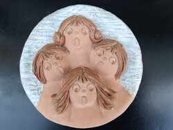 Antalfiné Szente Katalin  kerámia fali kép / dombormű – Éneklő gyerekarcok (19,5 cm)