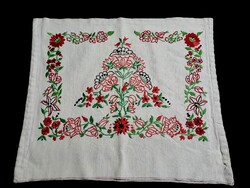Virág mintával hímzett régi vászon díszpárna, párna huzat 48 x 41 cm