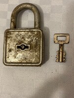 Nagyméretű Tuto Elzett lakat saját kulcsával. Mérete: 6x5 cm Fellelt állapotban.