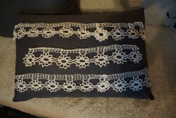 2 db.7x64 cm.-es, és egy 7x47 cm.-es riset és hímzett csipke egyben eladó.