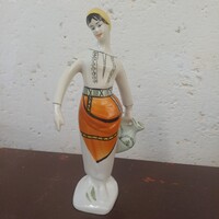 Porcelán lány korsóval