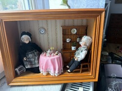 Csodálatos diaráma kép valódi fa szekrénnyel valódi porcelánokkal.