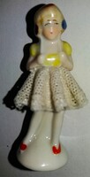 19.SZÁZAD -OSCAR SCHLEGELMILCH-drezdai csipkeszoknyás porcelán leányka figura- 60%-os 8 CM