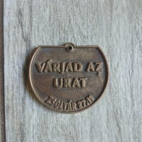 Érdekes régi réz ajtódísz/tábla (5,6x5,1x0,5 cm)