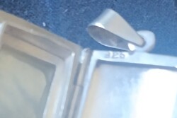 Sterling ezüst 925 jelzett jól záró rekesz medál gyöngyházas 1 cm vastag akasztóval 4,5 cm
