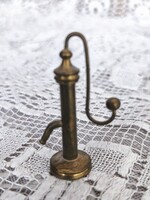Miniatűr sárgafém kerti kút,  tündéri vintage babaház kiegészítő   35.