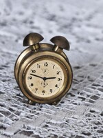 Miniatűr sárgafém ébresztőóra: tündéri vintage babaház kiegészítő   32.