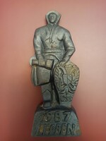 Egy jellegzetes csuklyás bányászegyenruhát viselő bányász/ vas/ szobor/.640 gramm