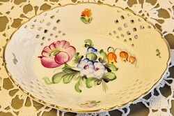 Herendi porcelán kínáló tálka, áttört, kézzel festett virágmintás /1050/ díszítéssel, 12 cm