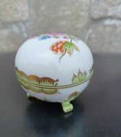 Herendi Viktória mintás fedeles bonbonier – Háromlábú porcelán dobozka (7,5 cm)