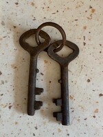 Retro,régi kulcsok fellelt állapotban,kulcstartón. Méretük:5,5 cm hosszúak